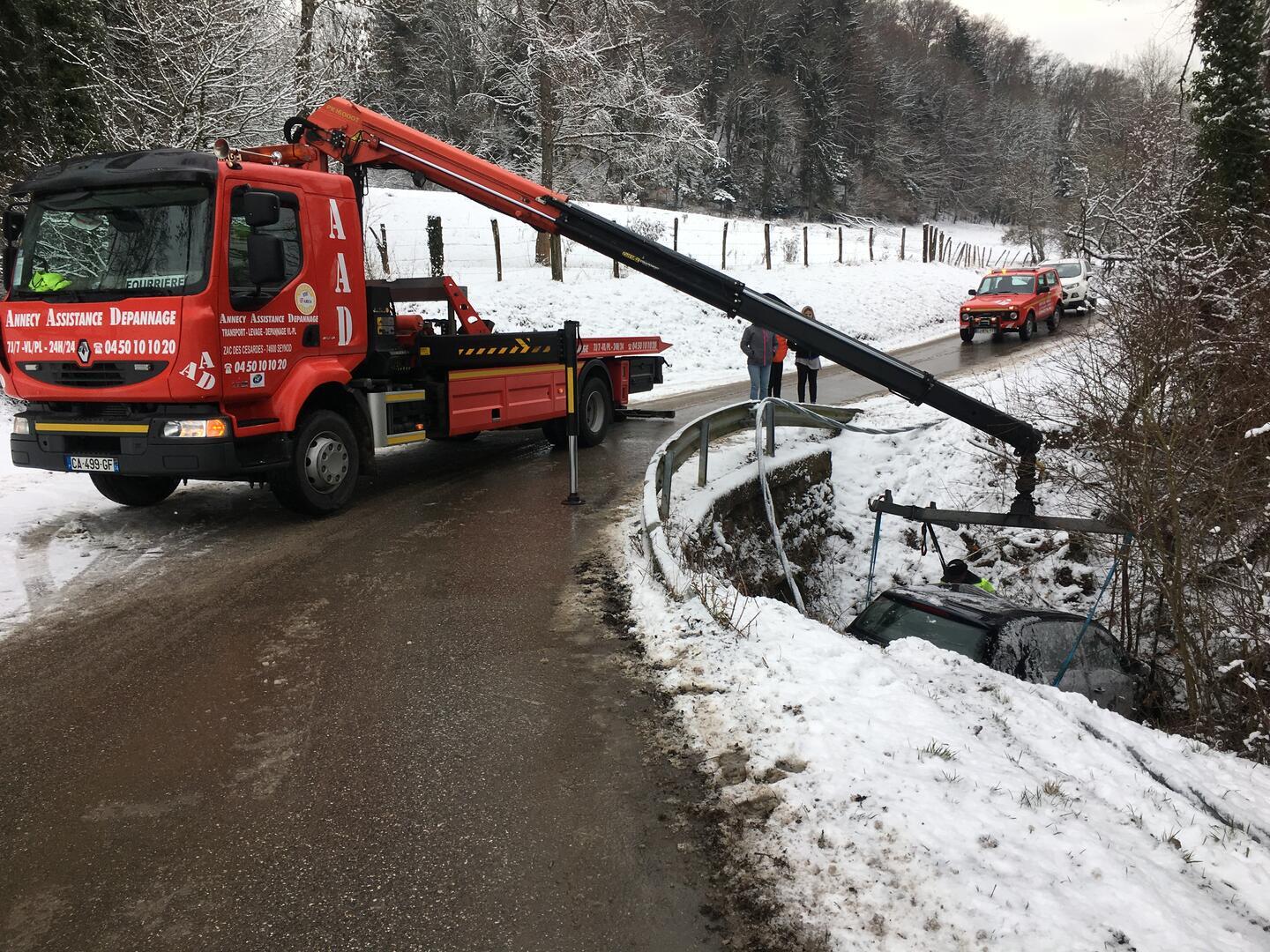 Annecy assistance dépannage VL d'une voiture de particulier dans un ravin